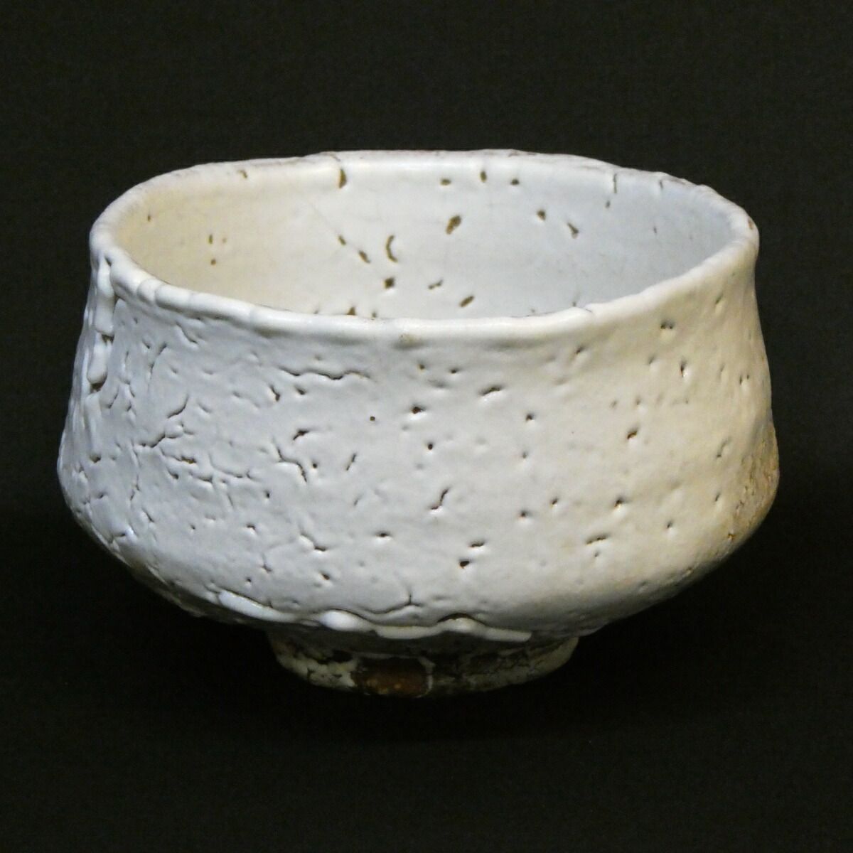 萩焼の名門　十一代　三輪休雪　萩茶碗／共箱・共布／仕覆／裏千家十五代鵬雲斎極め箱 萩焼の名門 十一代 三輪休雪 萩茶碗／共箱・共布／仕