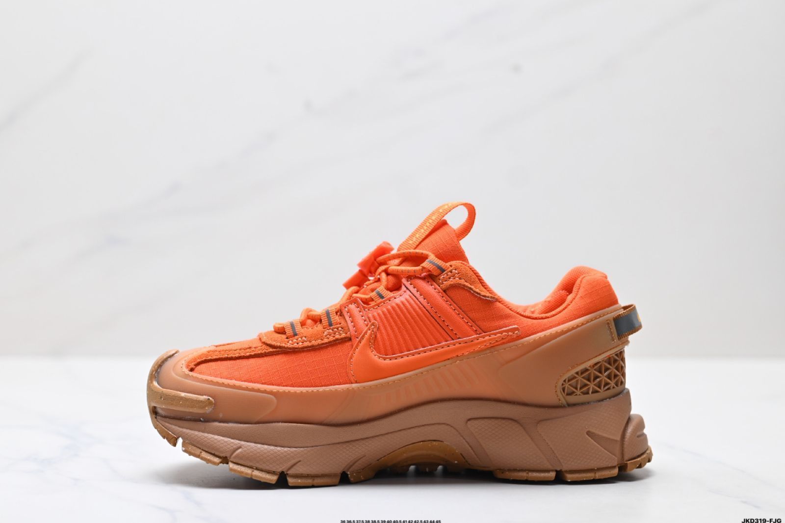 NIKE★VOMERO Roam★24-31cm★ランニングシューズ★人気早期完売 NIKE☆VOMERO 18☆24-31cm☆ランニングシューズ☆人気早期完売