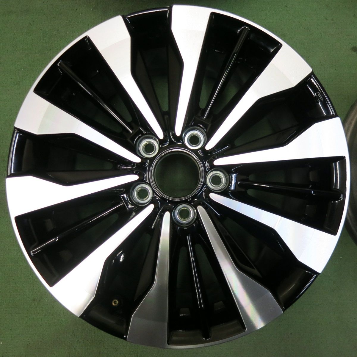 新品新車外し カーボンホイール　アタッキー　1430g 50mm 送料無料] 新車外し☆ホンダ WR-V 純正 ENKEI ホイール 17インチ