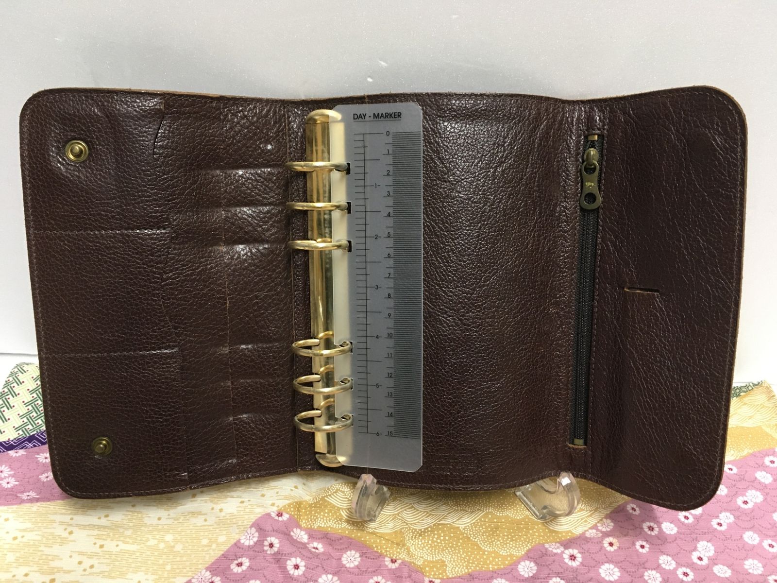 送料無料※ IL BISONTE イルビゾンテ フラップシステム手帳 6穴 B6