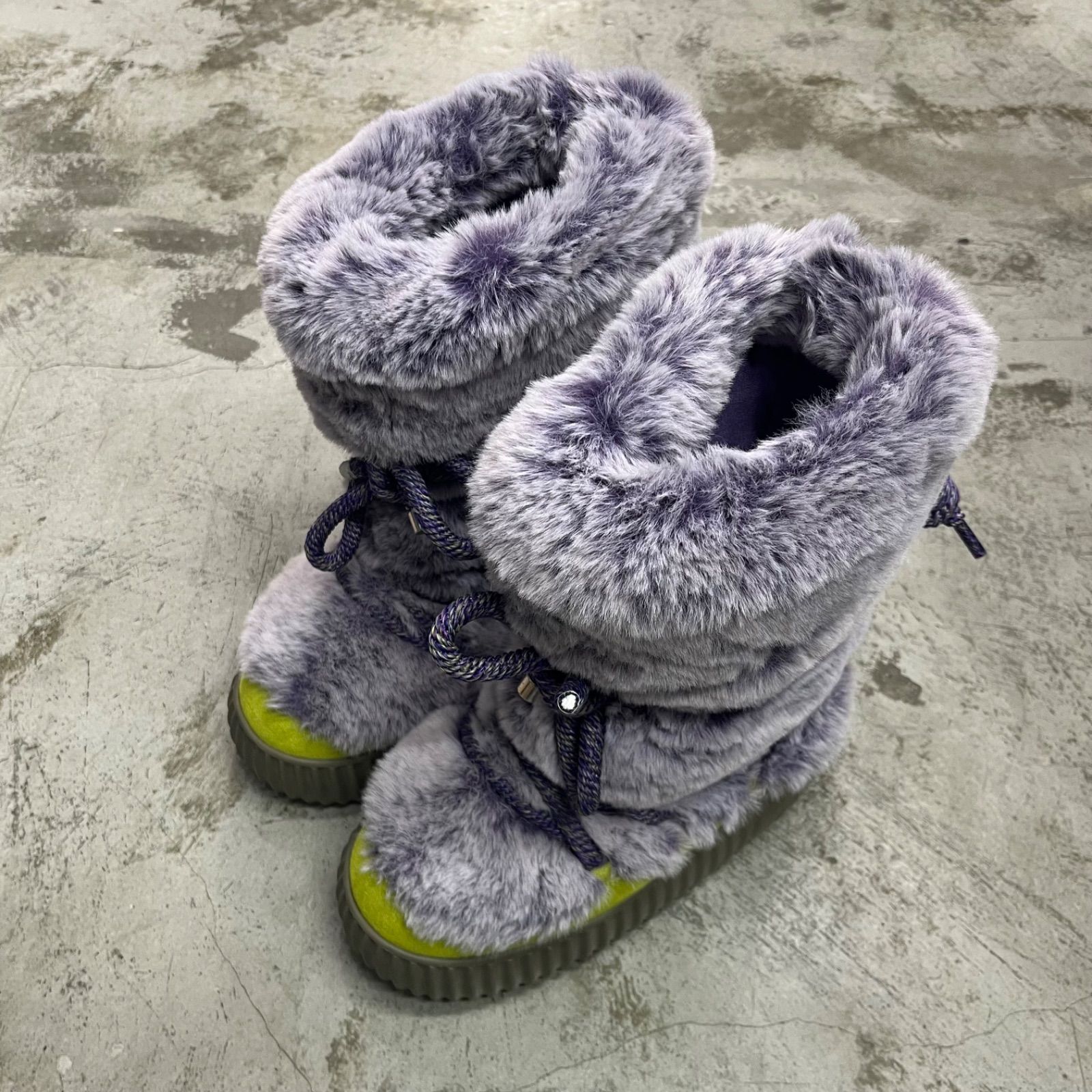 yello グレー　ホワイト ファーブーツ シルバー装飾付き yello ファーブーツ ホワイト Mサイズ ショートブーツ - メルカリ