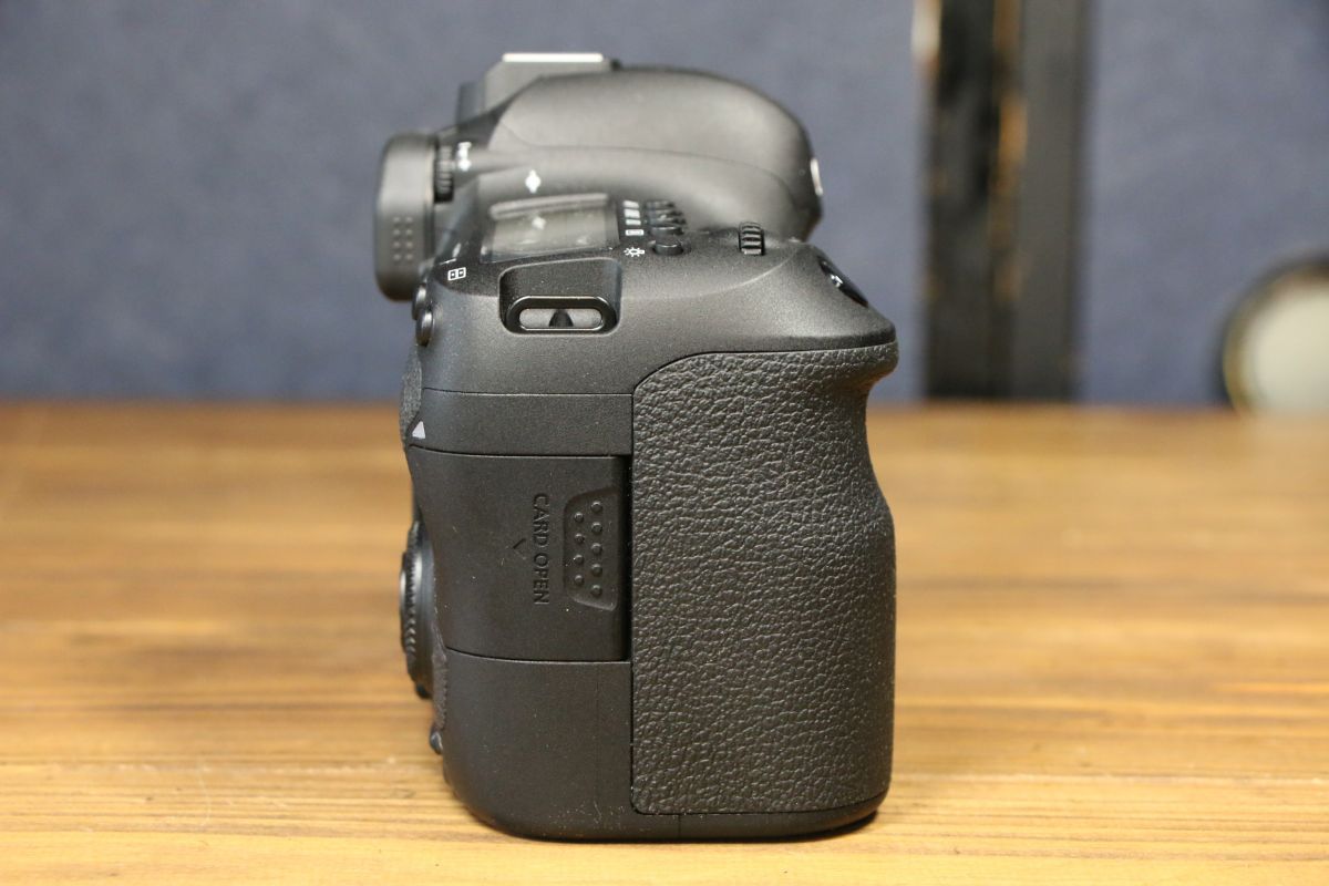 動作保証・点検済】 極上品□Canon EOS 6D Mark II ボディ□元箱付き