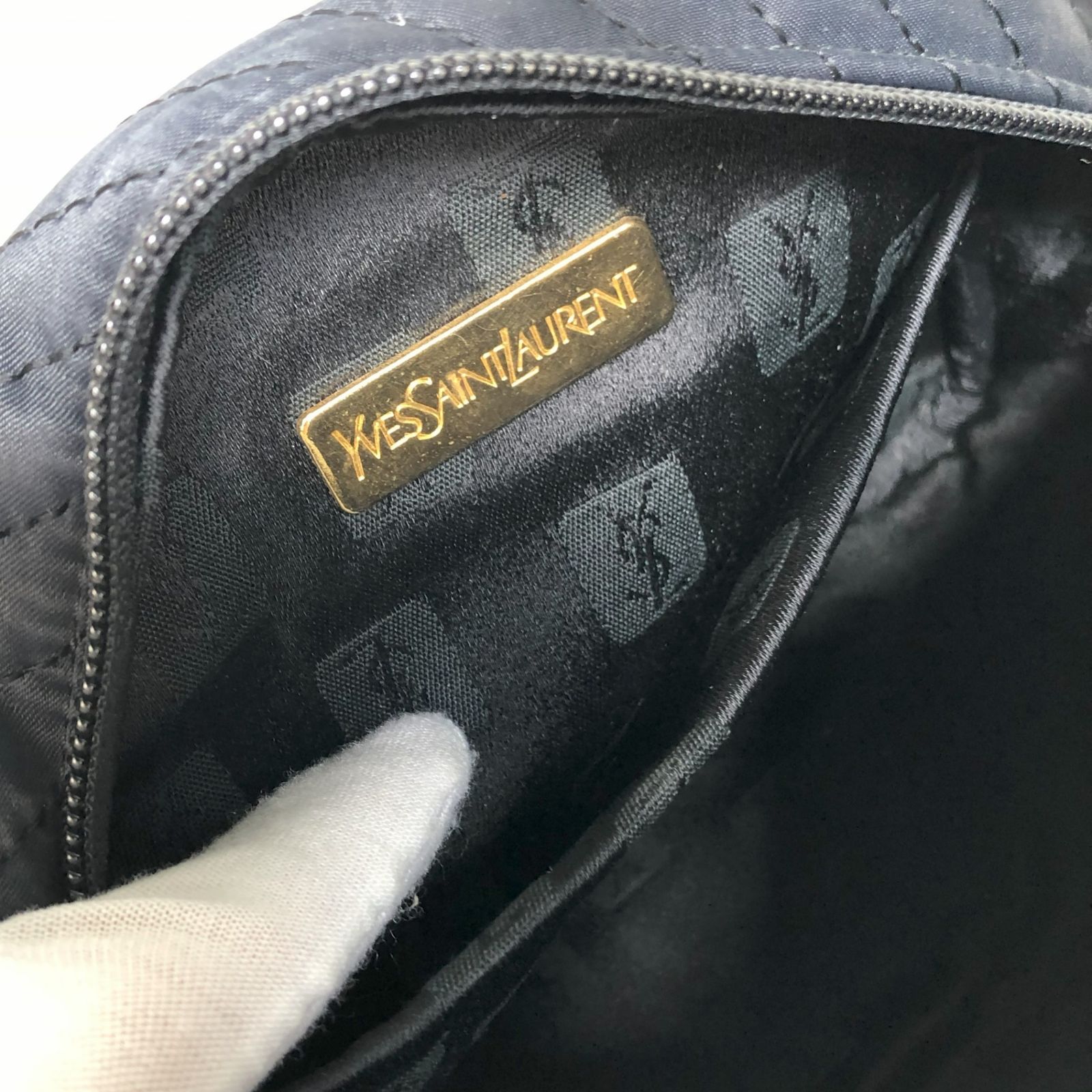YVES SAINT LAURENT イヴサンローラン エンボスロゴ ナイロン 