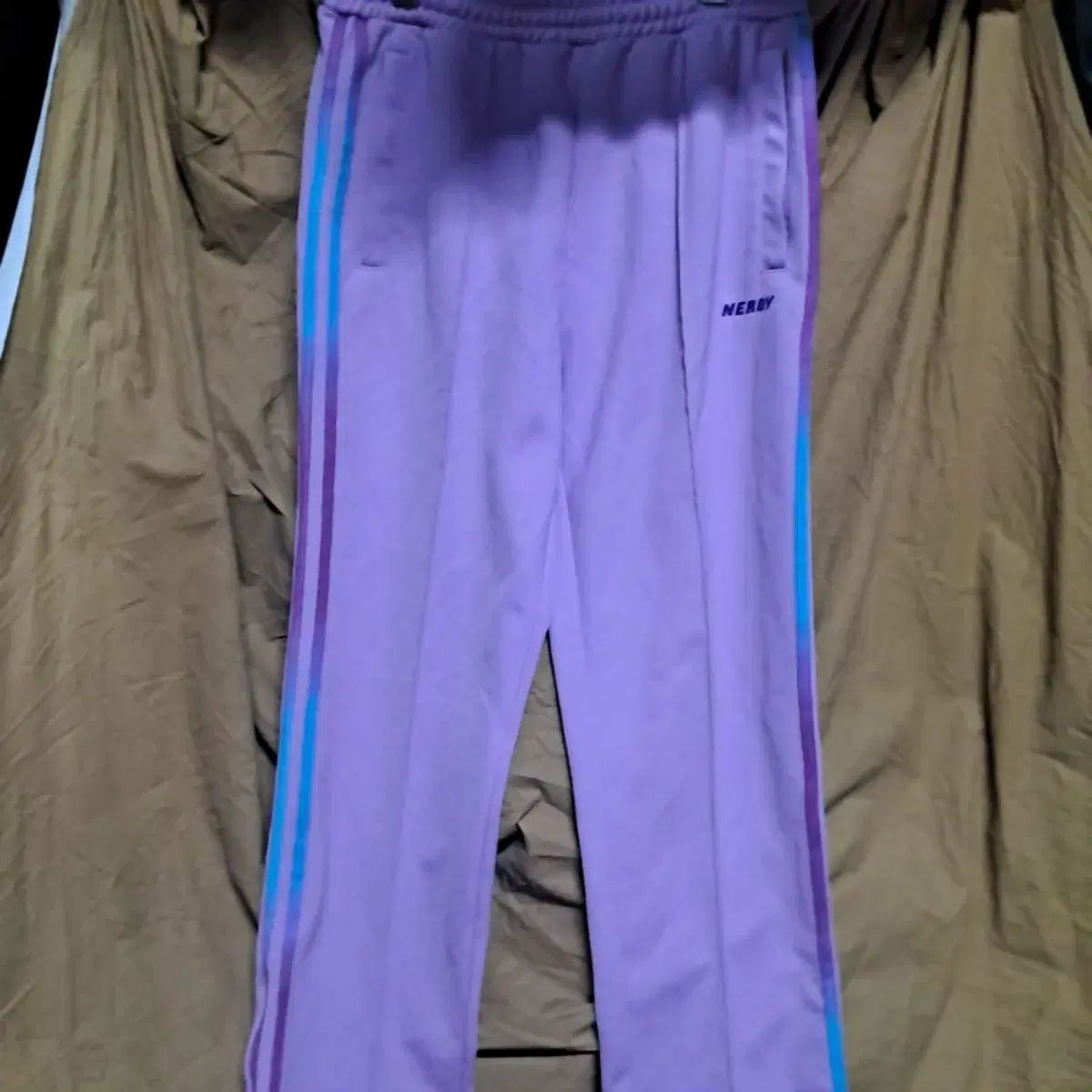 NERDY ノルディトラックパンツMサイズ紫色パンツ サイドストライプ NERDY（ノルディ）の「NERDY NY Track Pants / ノルディ