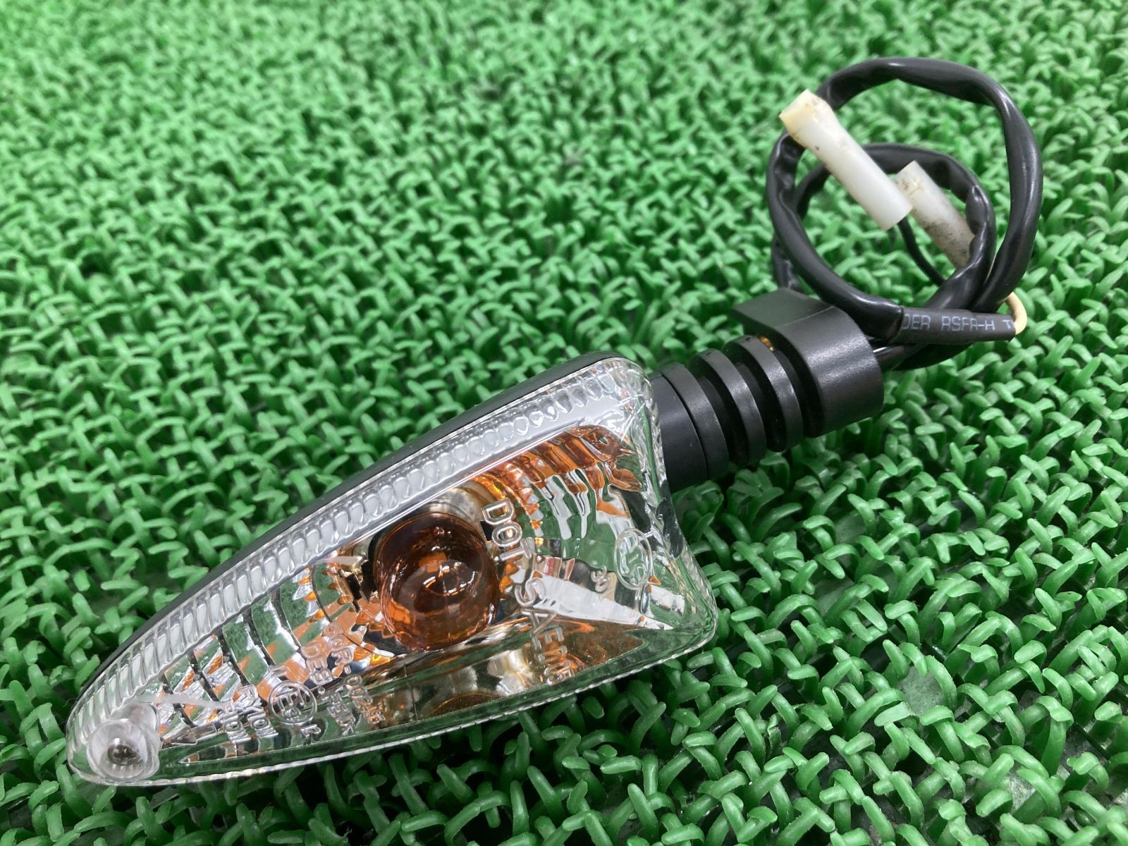 ストリートトリプルR リアウインカー 左 002495 トライアンフ(TRIUMPH) 純正 中古 バイク 部品 トライアンフ 割れ欠け無し 品薄 希少品