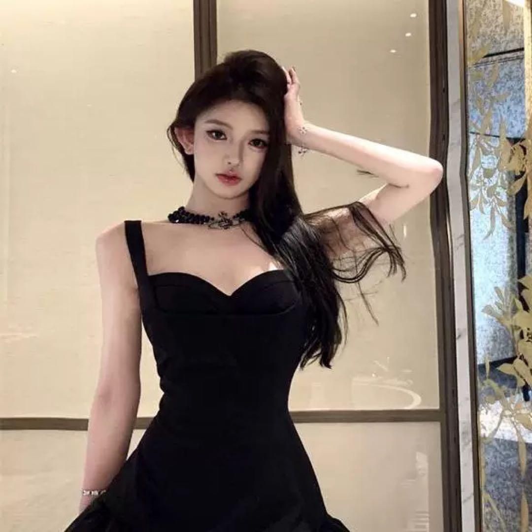 25年新作 フリルが魅力的なハートカットブラックミニドレス