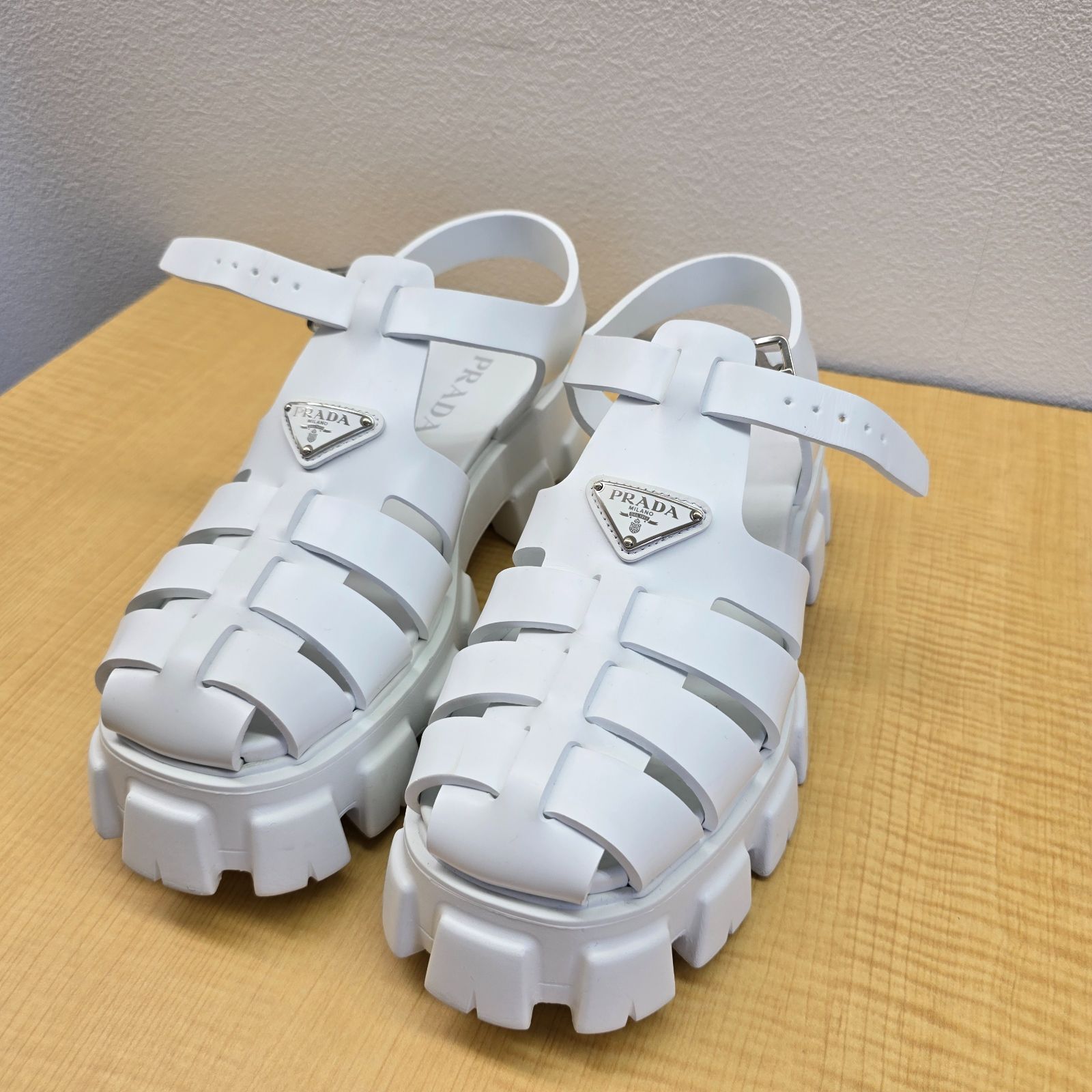 supremer様専用ページ【美品】PRADA サンダル 白 ホワイト