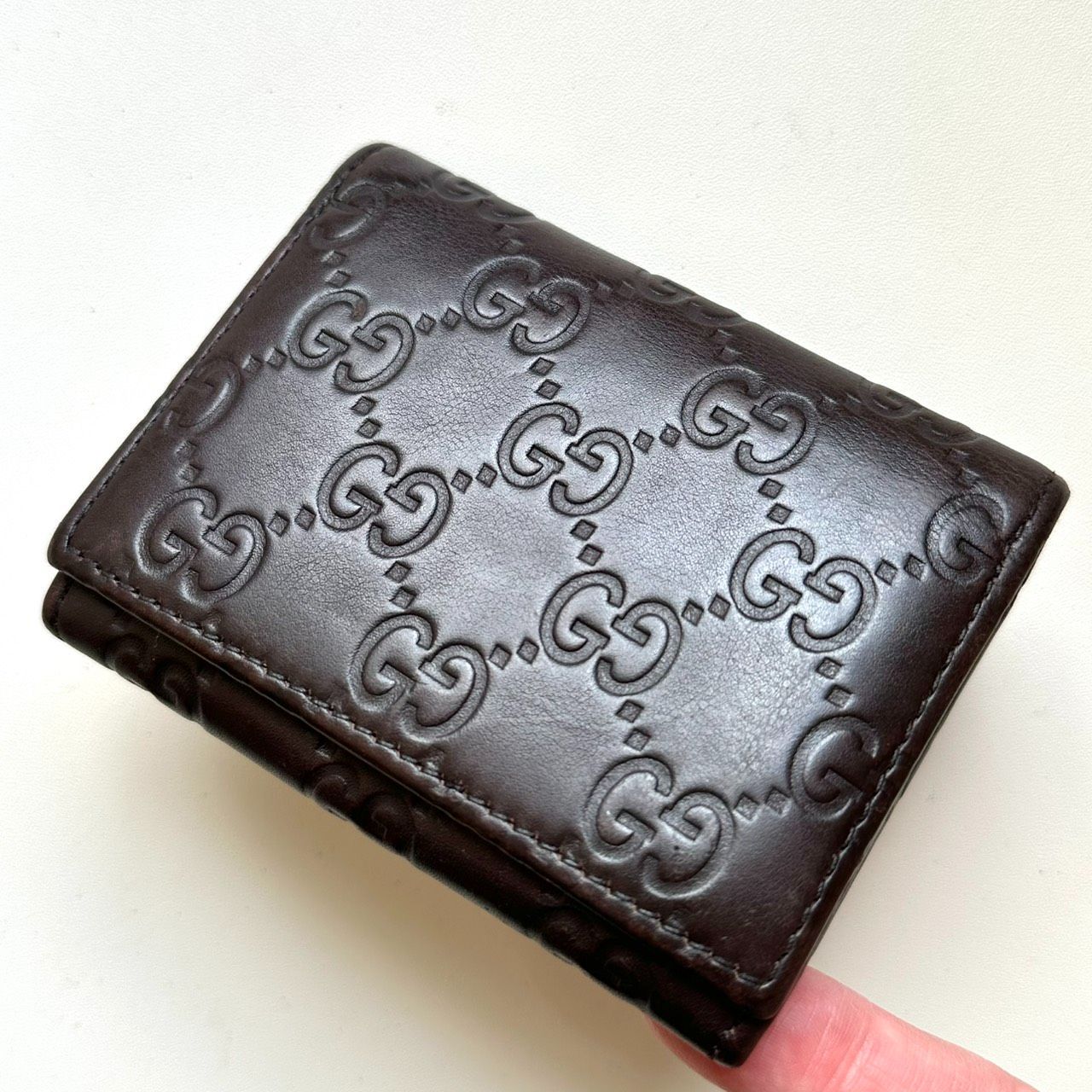 ダークブラウン