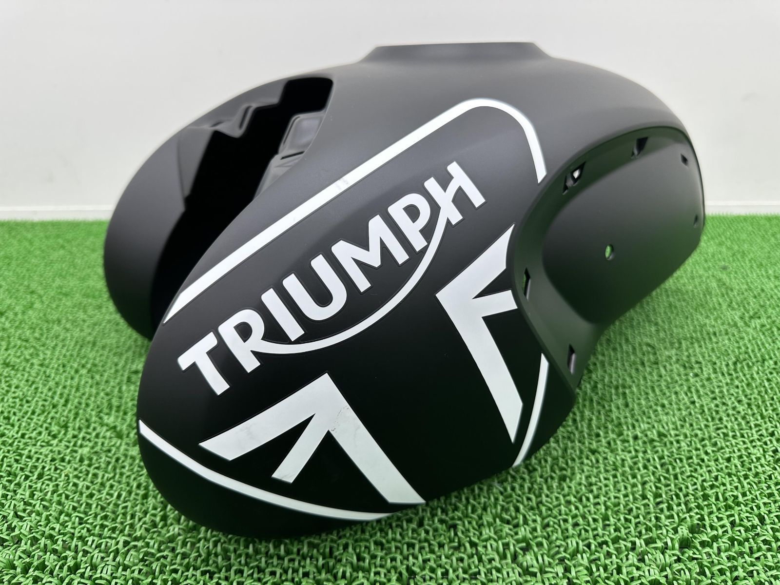 トライデント660 タンクカバー 黒 2403506 トライアンフ(TRIUMPH) 純正