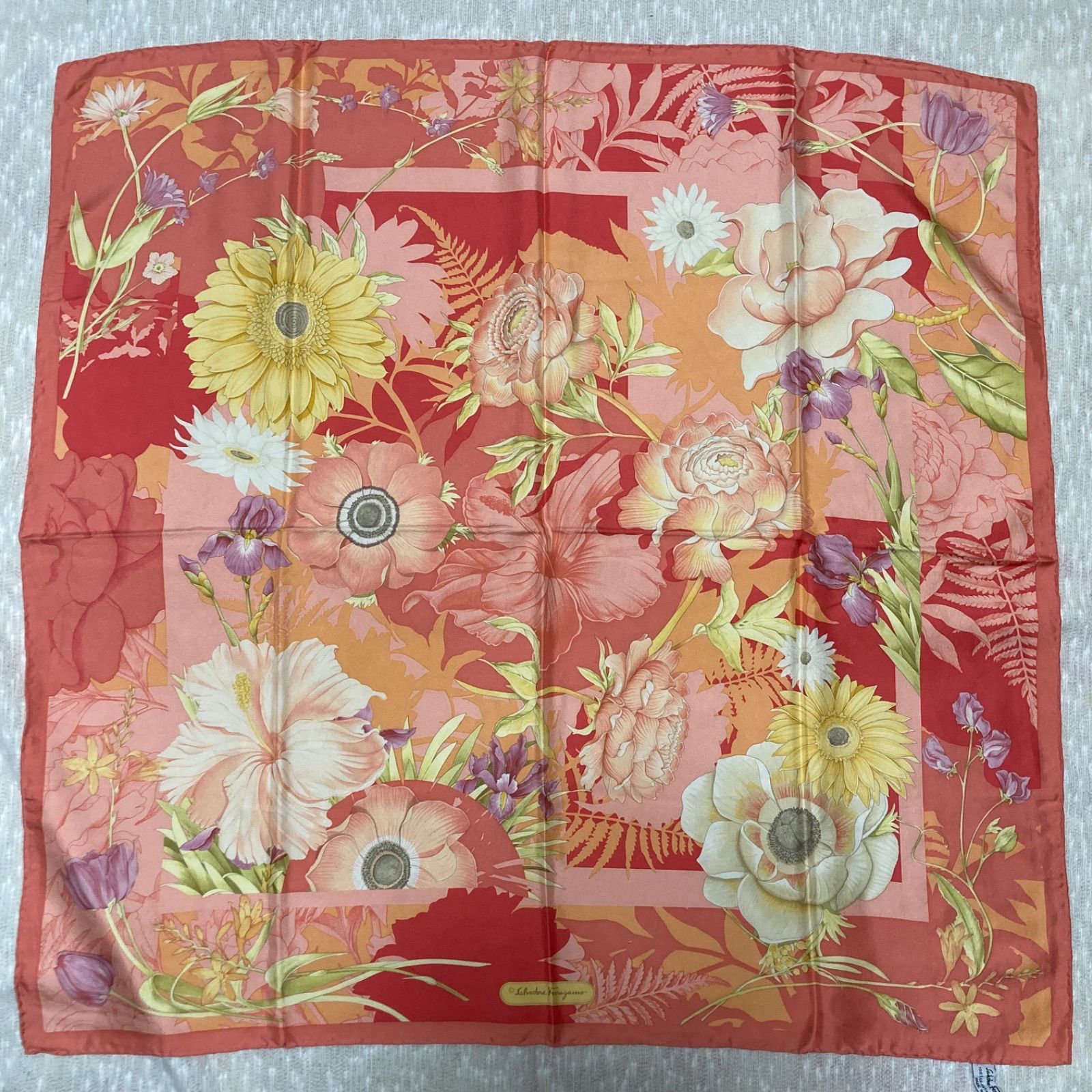 イタリア製)花柄スカーフ 11-14.イタリア製 フェラガモ フラワー