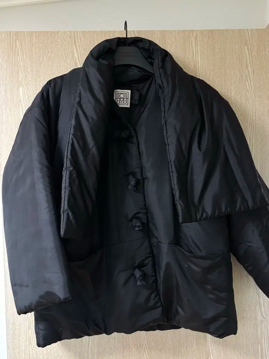 TOTEME パデットスカーフジャケット Embroidered scarf jacket dark grey mélange – TOTEME