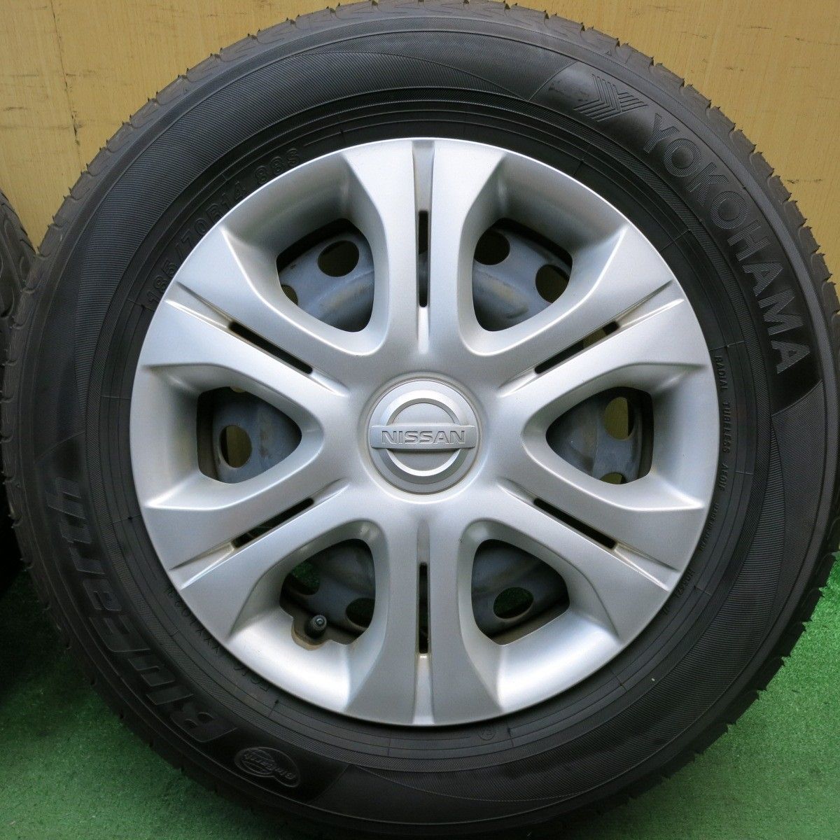 超バリ溝 23年 ほぼ10分 日産 E12 ノート 純正 スチール 185 70R14 ヨコハマ ブルーアース AE01F 14インチ PCD100 4H 5092102HAノ