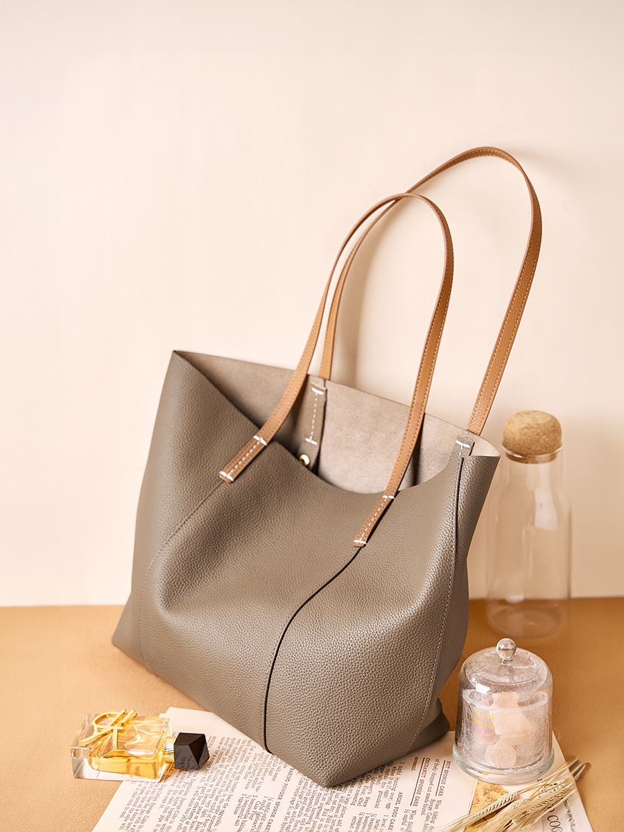 専用ページです。 ハンドメイドバッグ 軽くて​便利な​トートバッグ×栃木レザーハンドル【abb​［アベベ