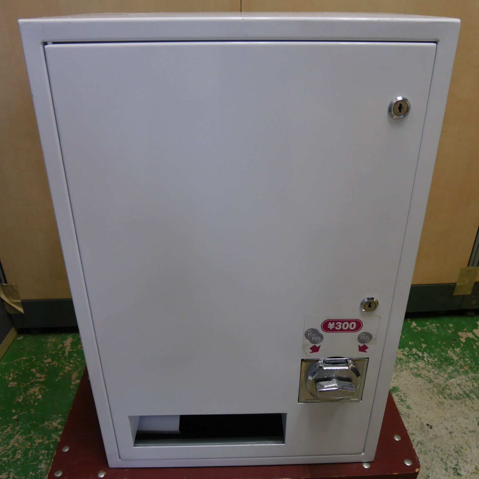 送料無料 手動式 自動 販売機 トレカ BOX トレーディング カード ボックス 自販機 ガチャ ガチャ メーカー 型式 不明 現状品④