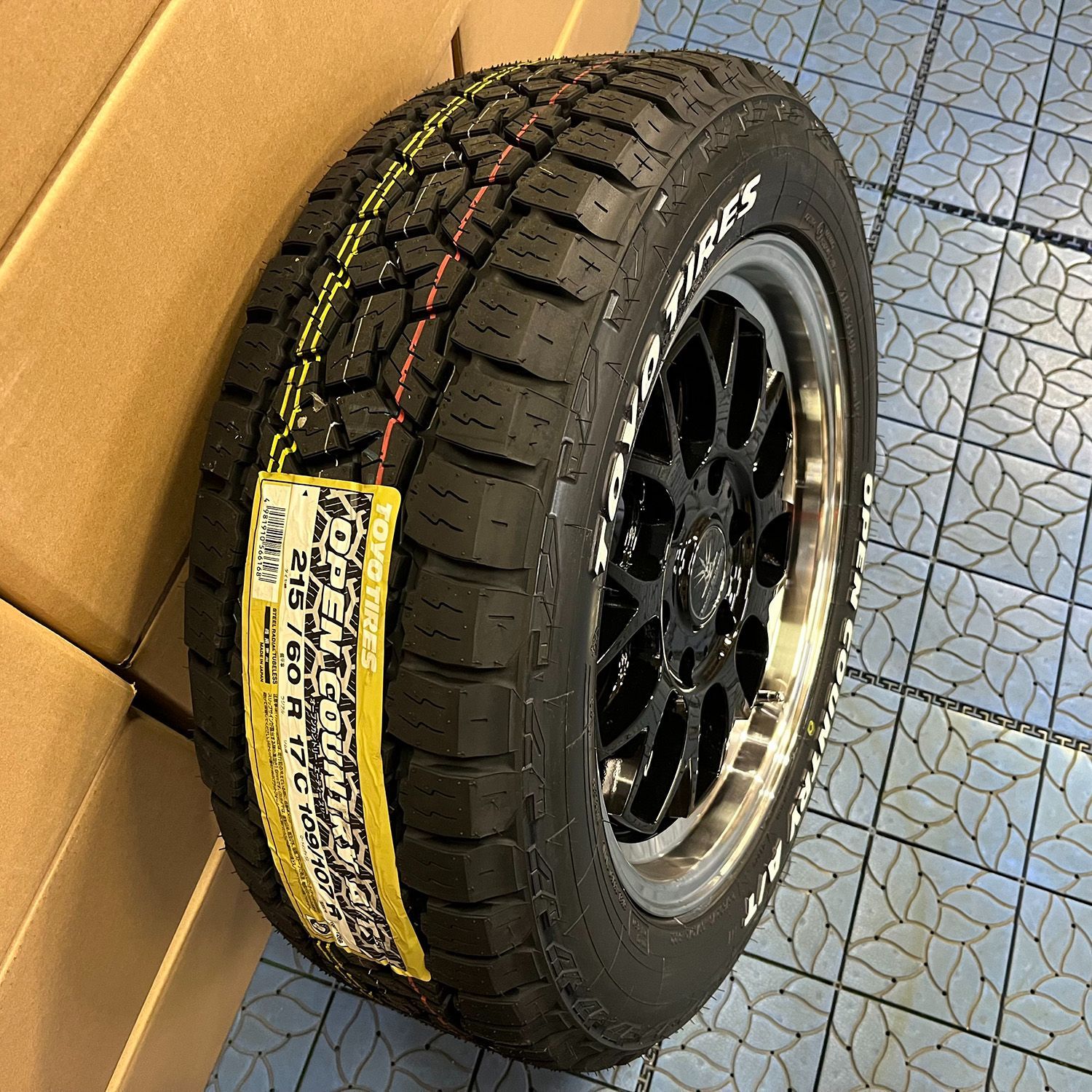 200系ハイエース レジアスエース 車検対応 タイヤホイールセット 17インチ トーヨー オープンカントリー AT 215/60R17 107/109  ホワイトレター 4本セット BD00 - メルカリ