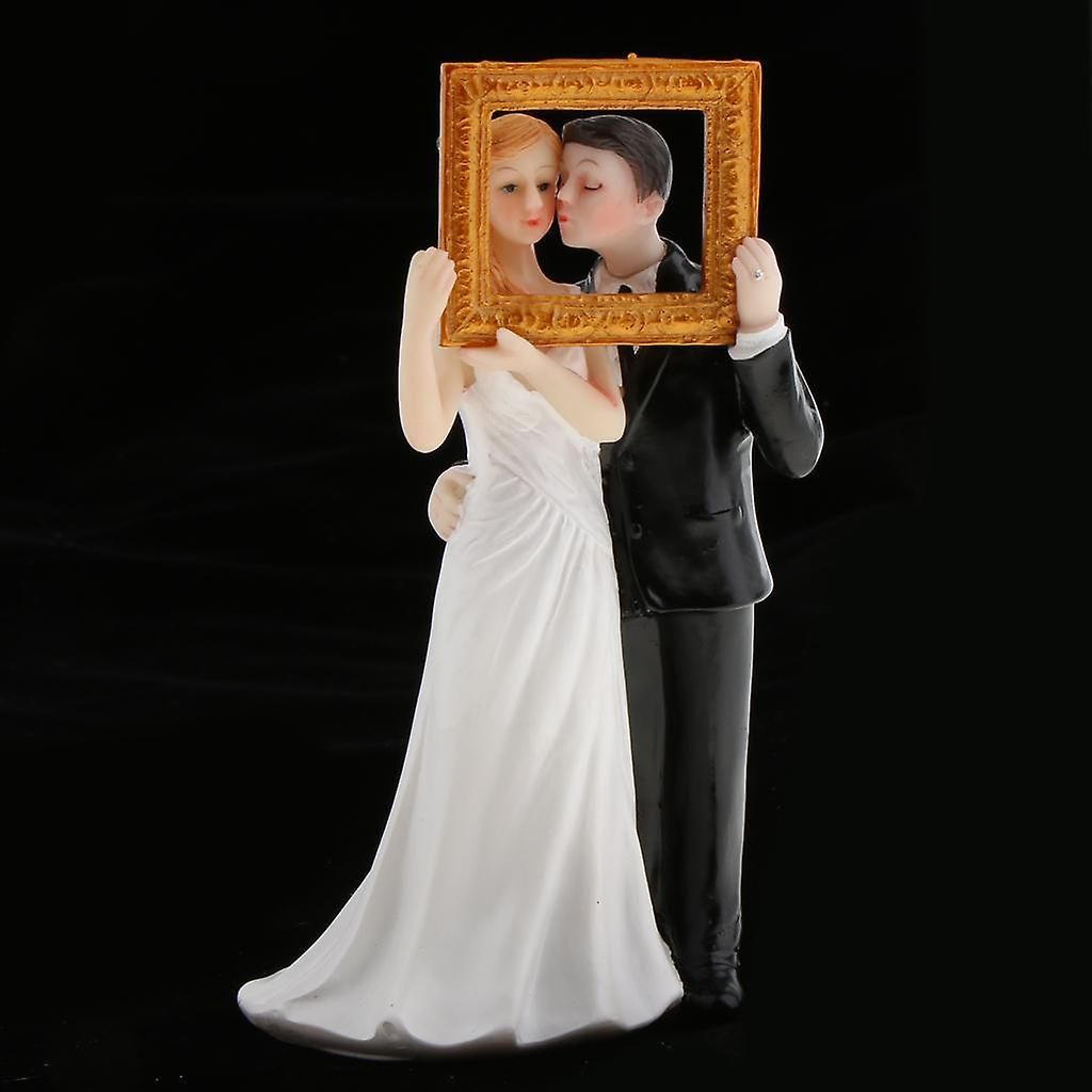 結婚式のカップルの優しい瞬間ケーキトッパーカップルの置物7x5.5x13.5cm