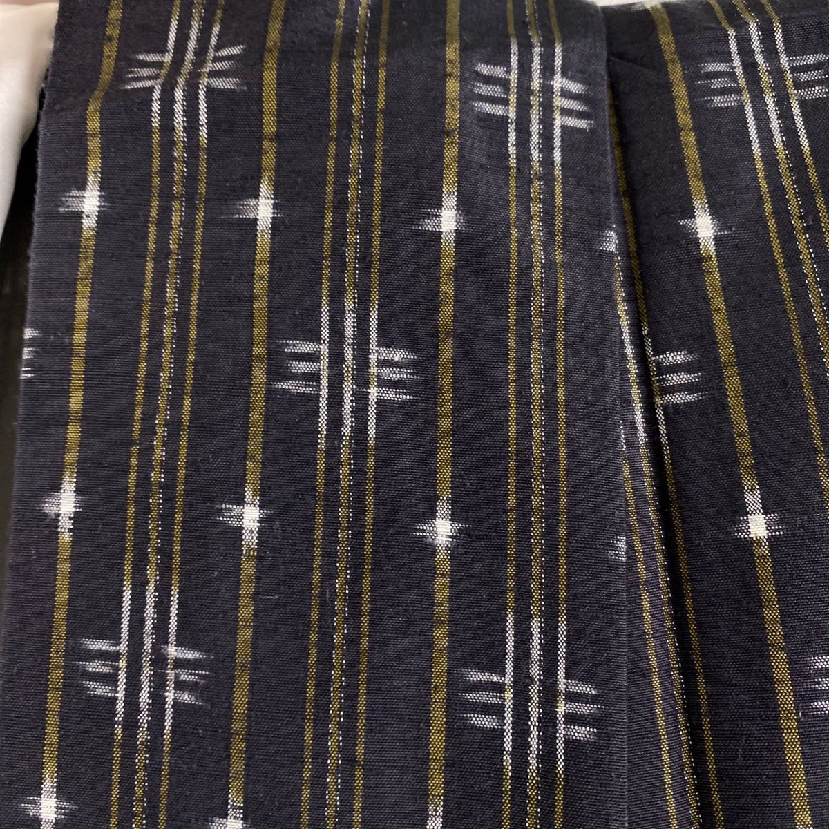 紬 身丈159cm 裄丈67cm M 袷 琉球かすり 証紙 縦縞 絣 墨色 正絹 逸品  
