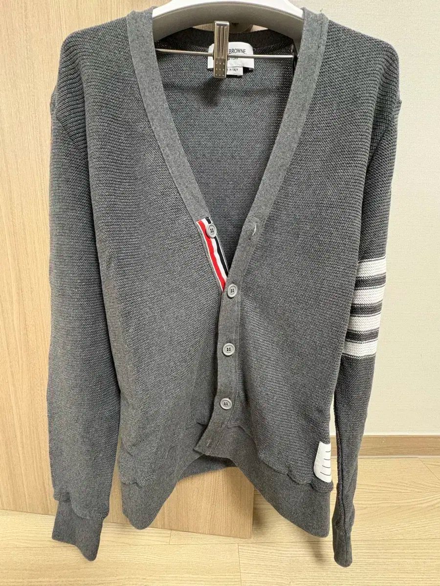 THOM BROWNE ネイビー Vネックカーディガン 2 Thom Browneのグレー