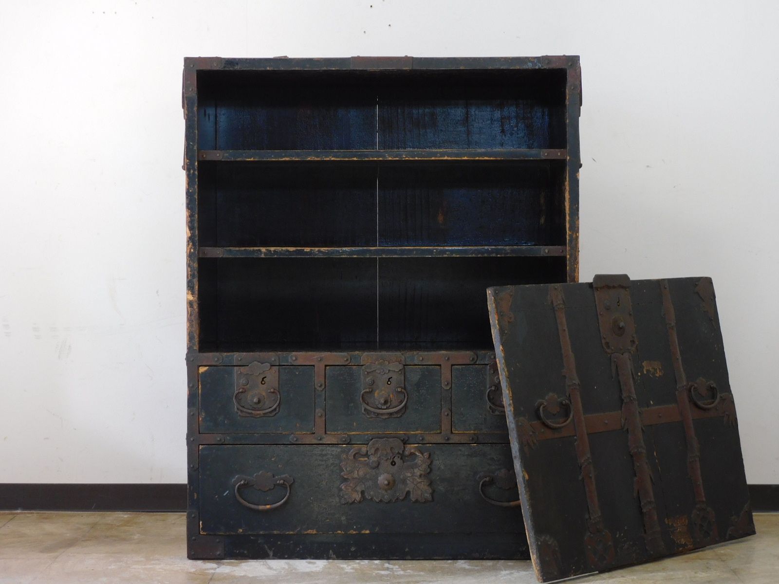 江戸期 総桐 庄内地方 竹に雀図金具 小ぶりな時代箪笥 鍵付き HK-a