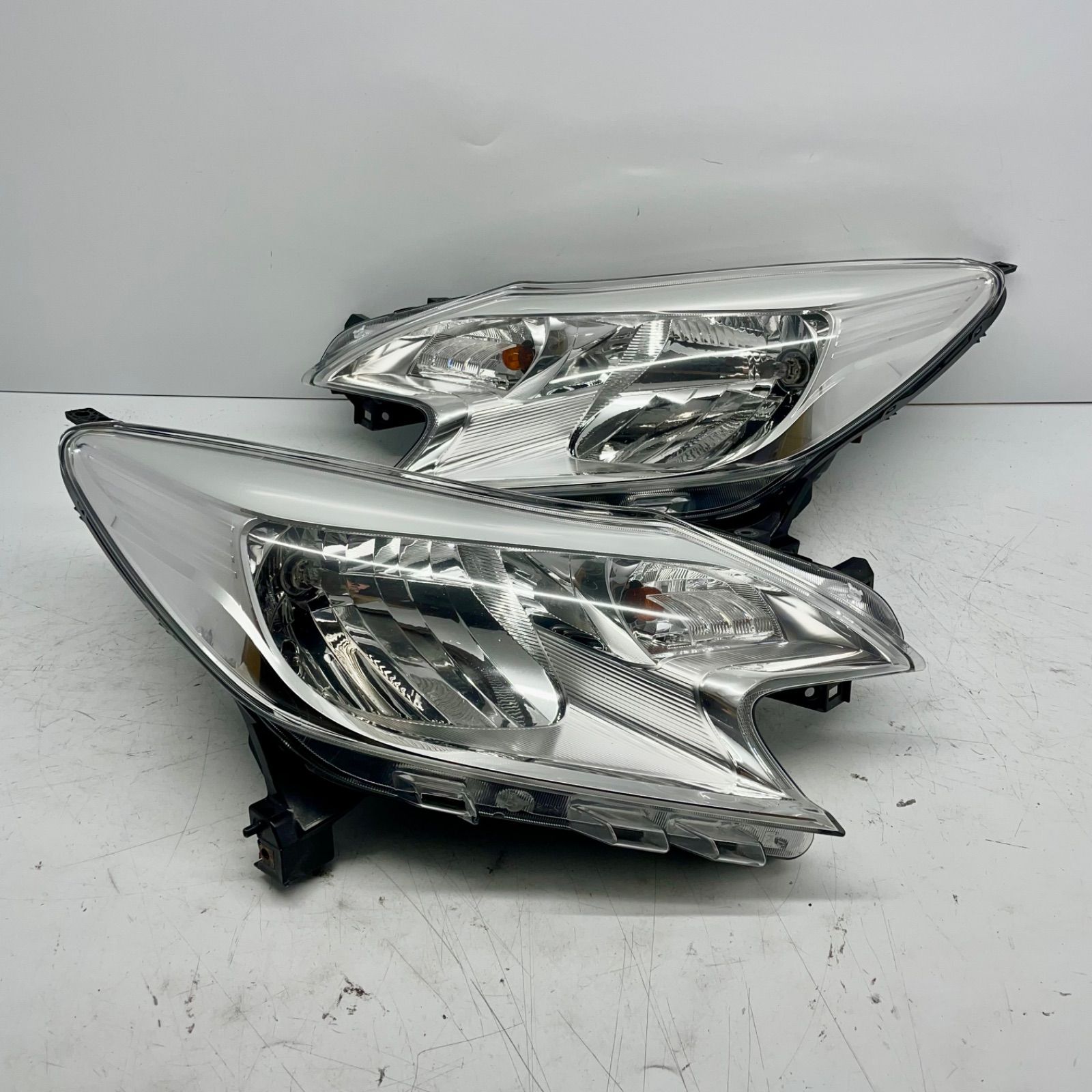 美品【コーティング済】日産 E12 HE12 NE12 SNE12 ノート ヘッドライト ヘッドランプ 左右セット LR ハロゲン レベ付 ICHIKOH 1868 P70116