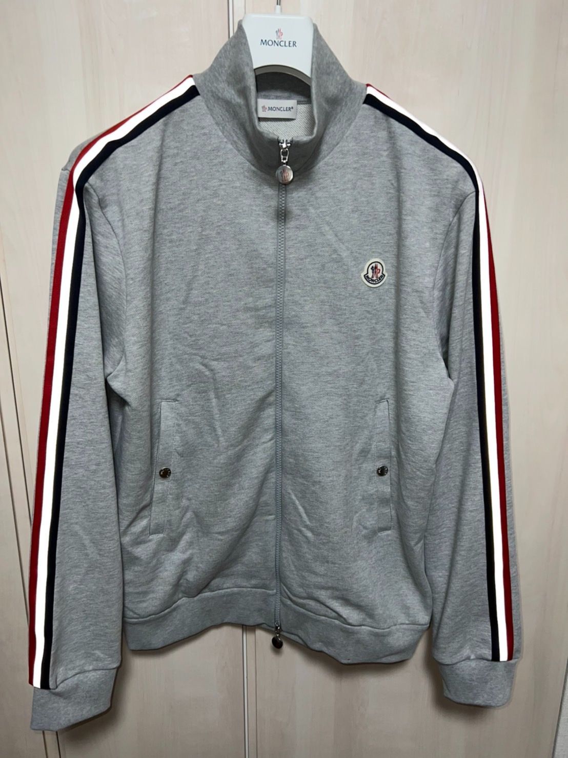 ☆新品未使用タグ付き☆MONCLER ストライプライン トラックジャージ S～XXL グレー色