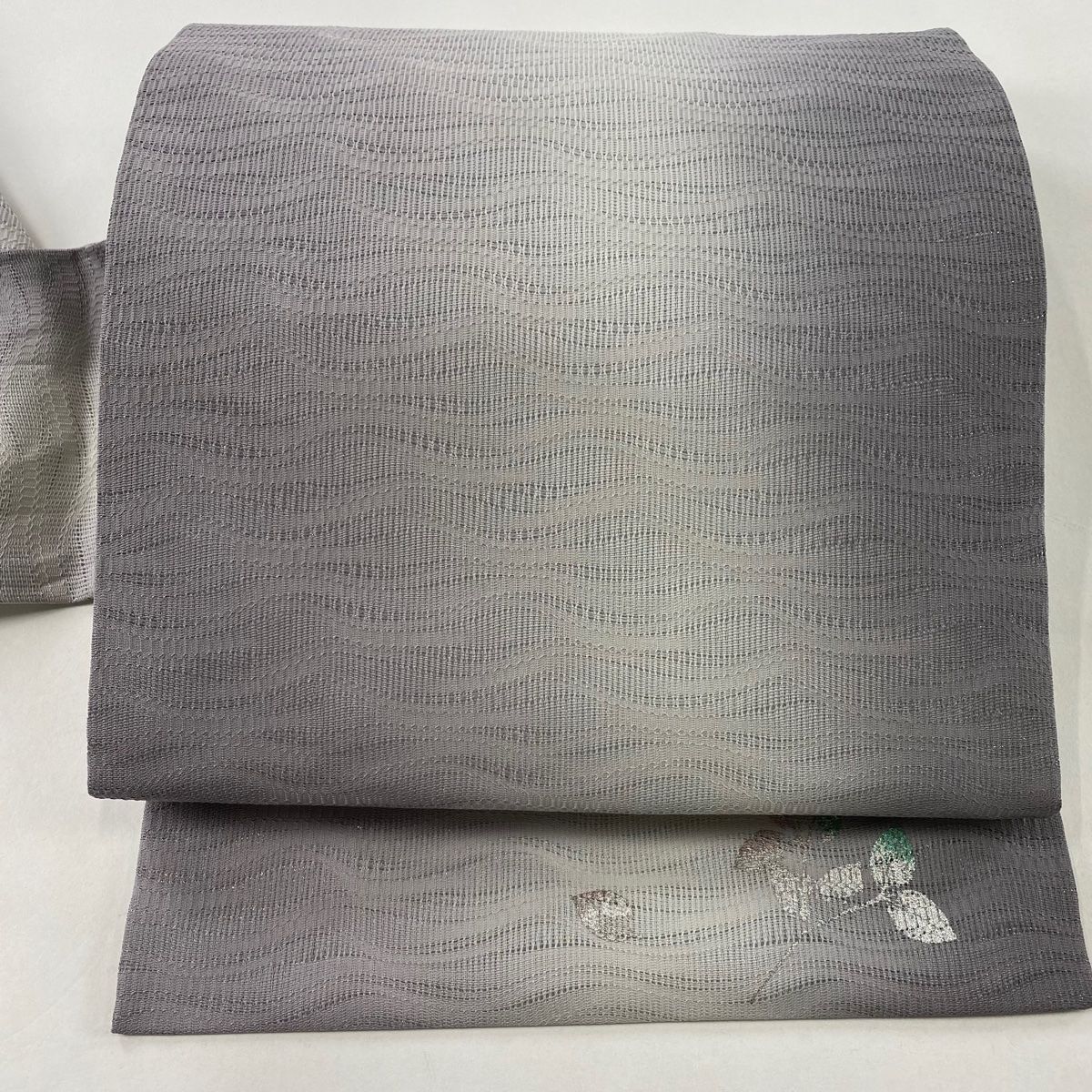名古屋帯　室華楓 名古屋帯 秀品 室華風 落款 夏帯 よろけ縞 箔 灰紫 正絹 【中古