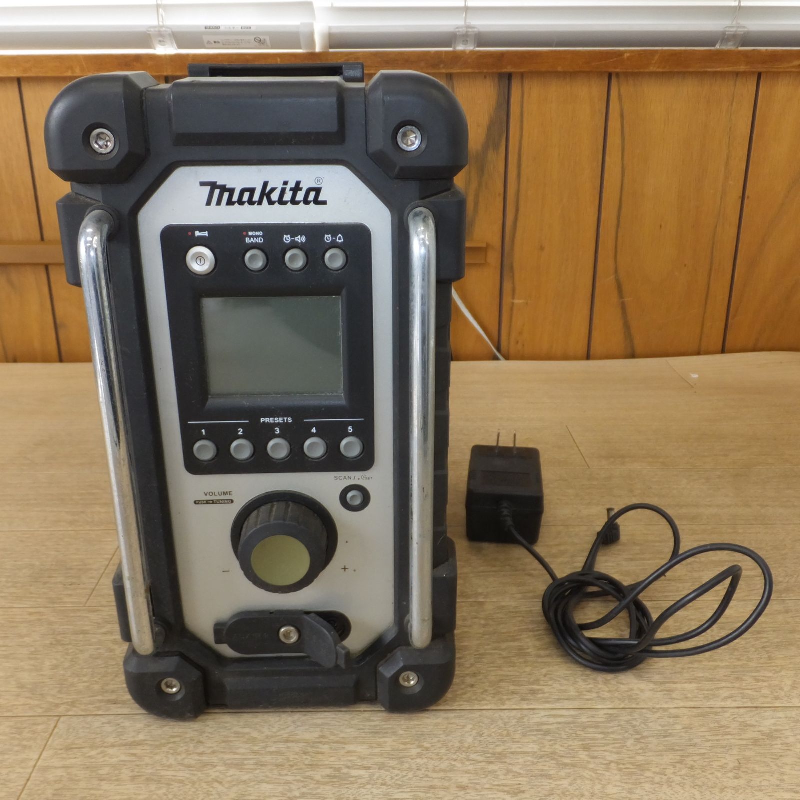 送料無料] ☆マキタ makita 充電式ラジオ MR102 アダプタ 付 DC7