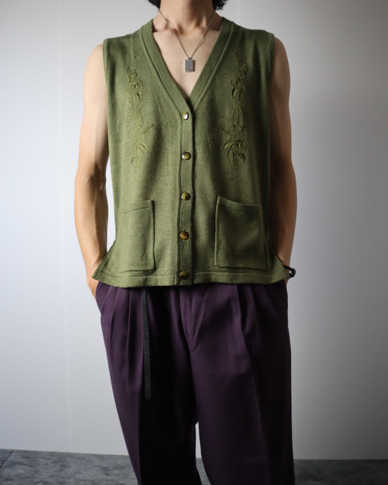 【vintage】花柄 レトロ 刺繍 デザイン ニット ベスト シャンク釦 緑古着屋arie✿K118