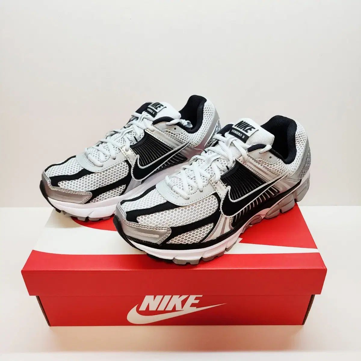 店舗の NIKE ナイキ ズーム ボメロ 5 ー 270 280
