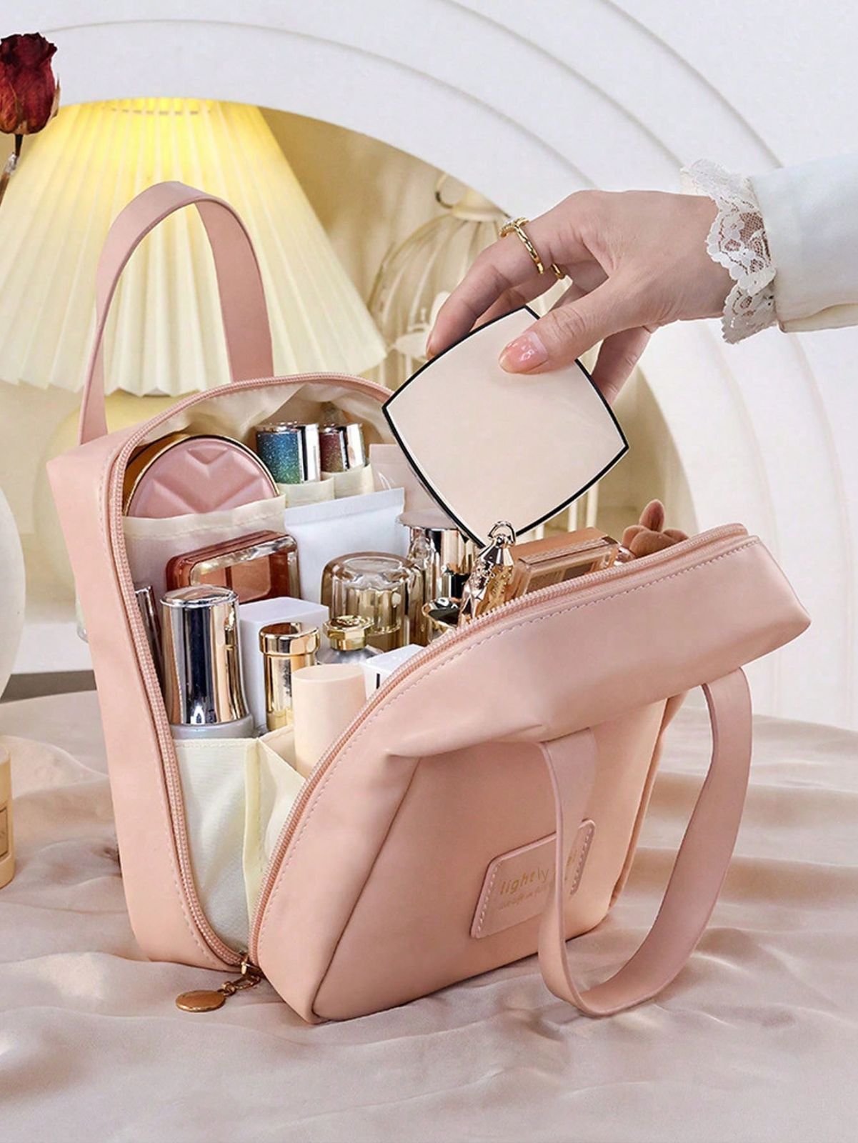 旅行化粧バッグ コスメティックバッグ小型ポータブルストレージバッグかわいいシンプルなミニトラベルバッグウォッシュバッグポータブル化粧 トイレタリーバッグ 屋外化粧バッグ女性トイレタリー化粧品収納ポーチポータブル多機能トラベルメイクアップ トラベルポーチ 化粧 ... トラベルウォッシュバッグ 化粧品バッグ 大容量 シンプル 多機能収納バッグ トラベルストレージ(B)