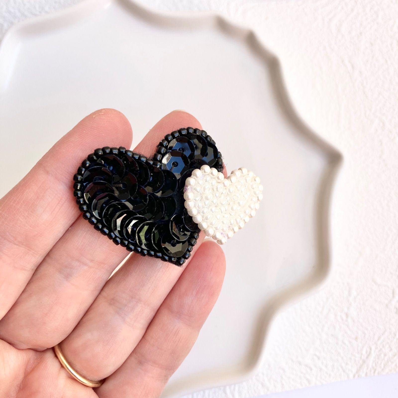 ダブルハート♡ キラキラスパンコール 刺繍ヘアゴム / ブローチ - メルカリ