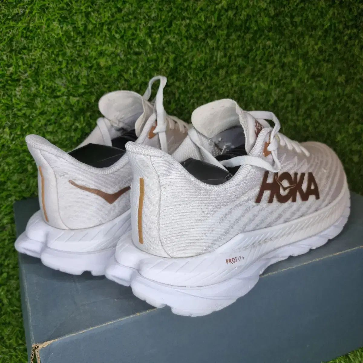 ホカオネオネ スニーカー