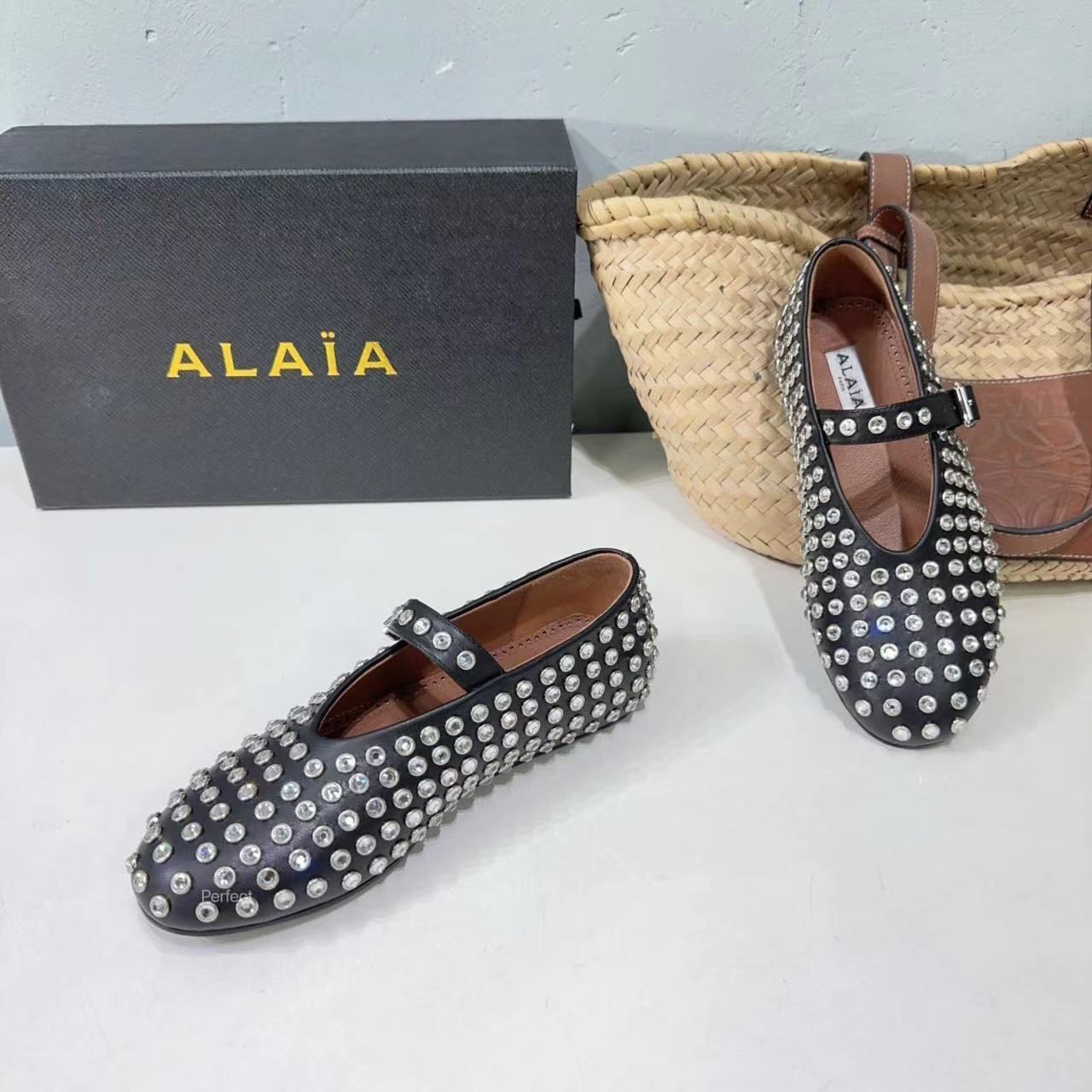 超人気 ALAIA アライア ファッション レディース 靴 ローファー 革靴 フラットシューズ バレエシューズ パンプス ラインストーン ブラック