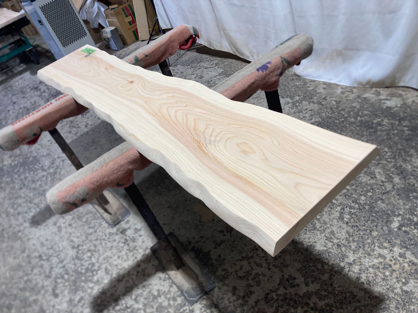 最安値，お得 桧9207 一枚板無垢 乾燥材 1900x390-340x37mm ヒノキ 檜