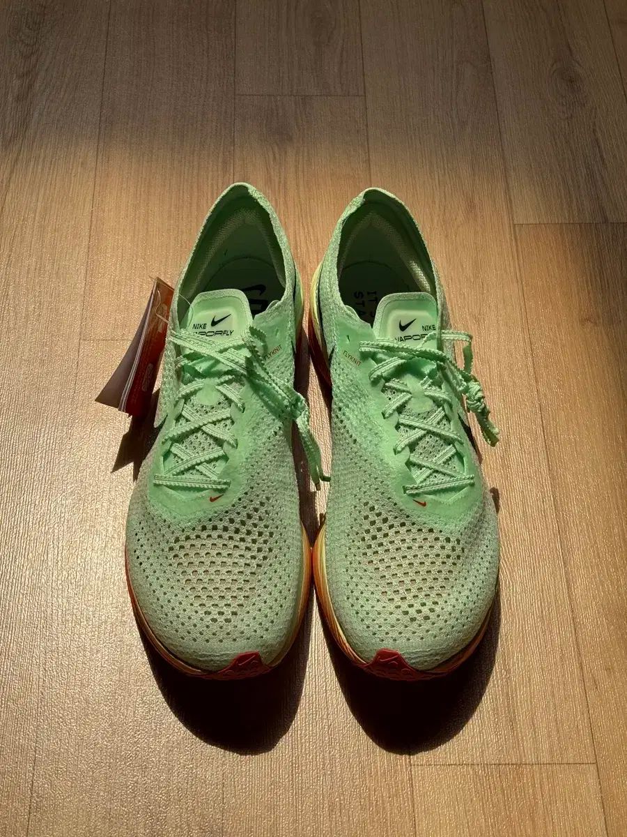 NIKE