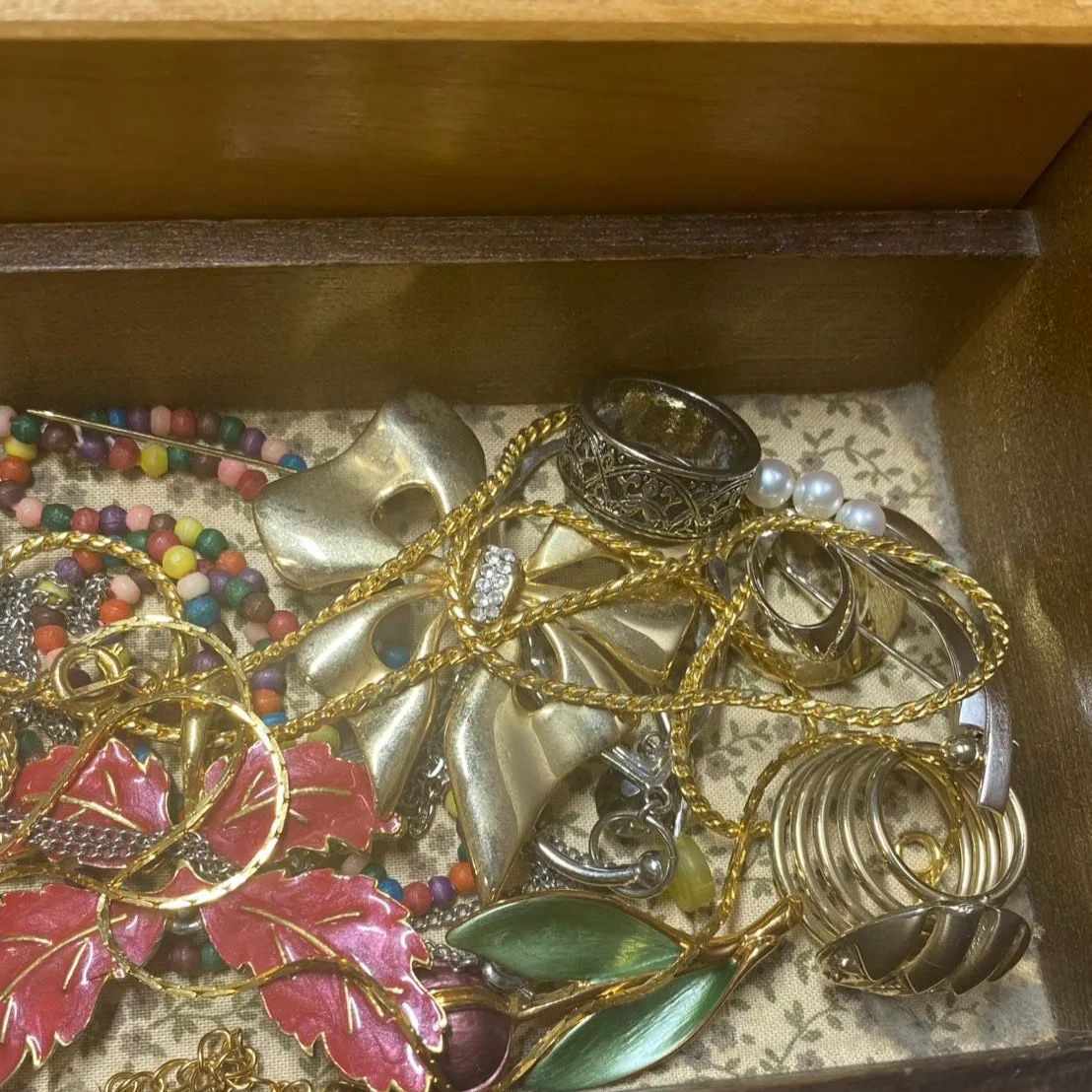 ジュエリーボックス 遺品整理 金 まとめ 昭和レトロ 未 ヴィンテージ ジュエリー 腕時計 生前整理 片付け 指輪 ネックレス キラキラ 百貨店 ブランド 大量 GOLD SILVER 銀 ブローチ イヤリング トップ コイン FORTGASGNV_COM_BR