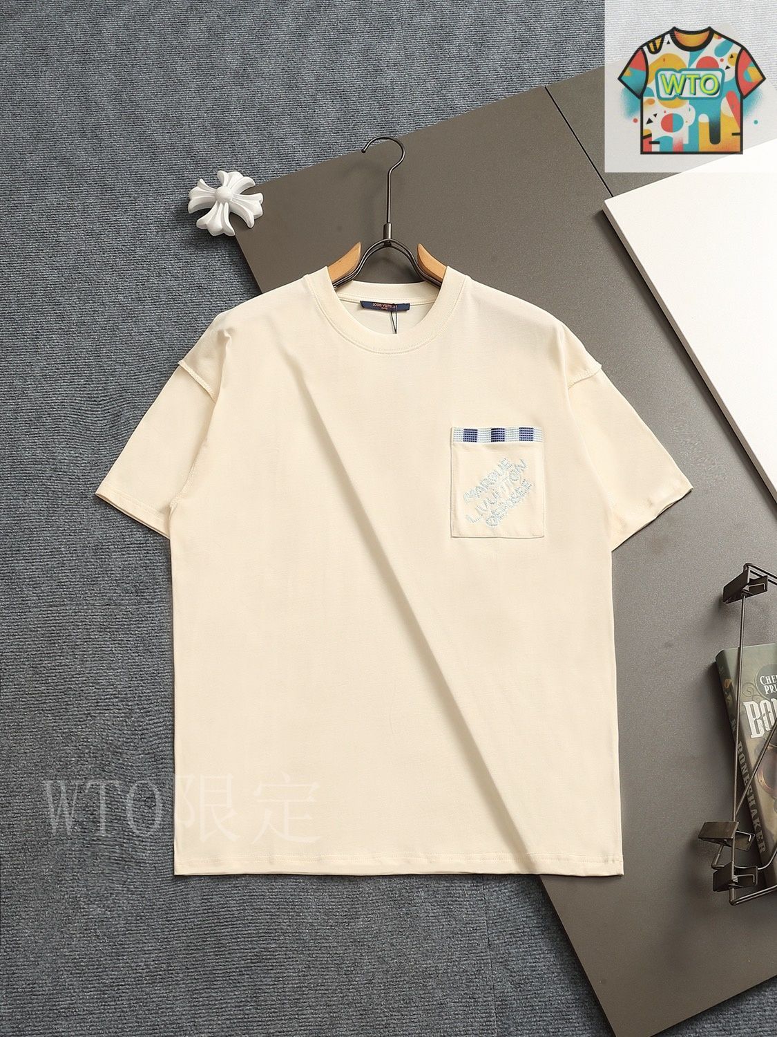 最終値下げ・ルイヴィトン　ロゴ刺繍Tシャツ 今日特価】Louis Vuitton 25ss 立体大ロゴ刺繍 T シャツ - メルカリ
