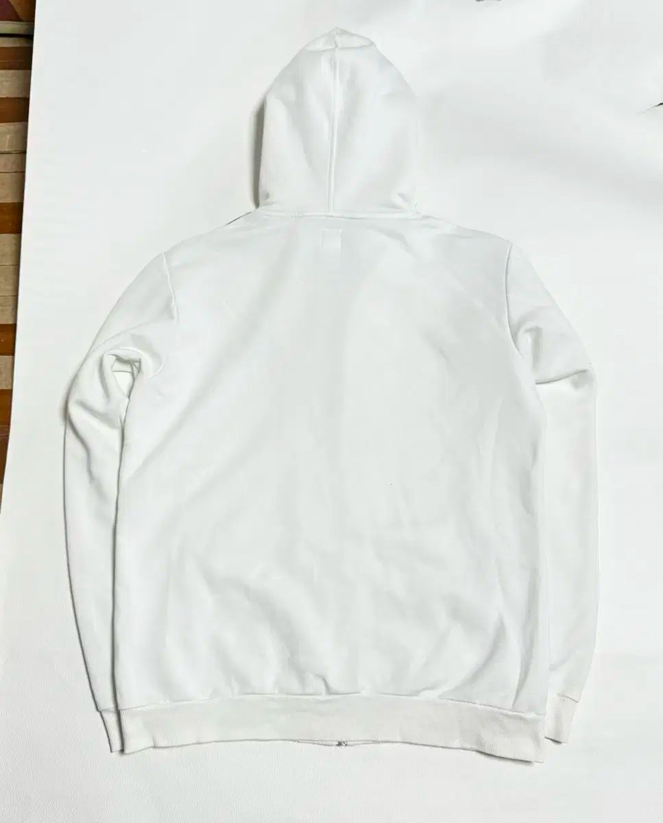 必須アイテム adidas