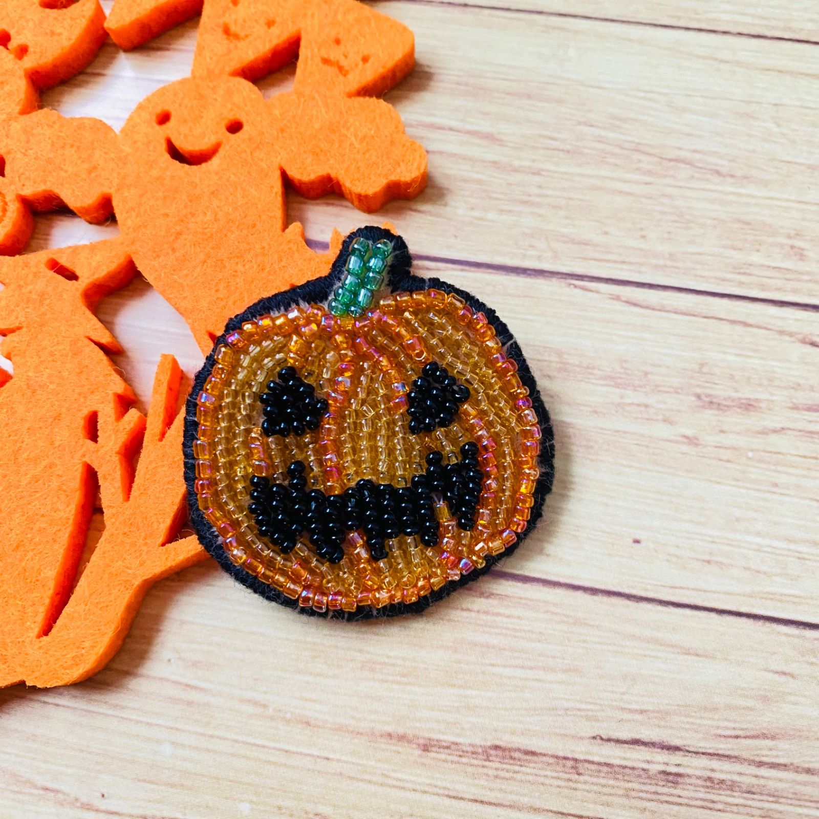 手刺繍のかぼちゃブローチ｜ハロウィンのアクセサリー ギフト