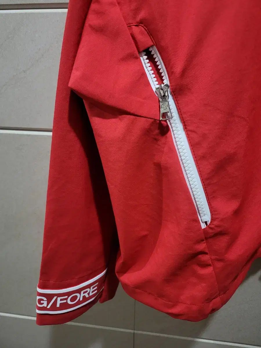 フード付きウインドブレーカー