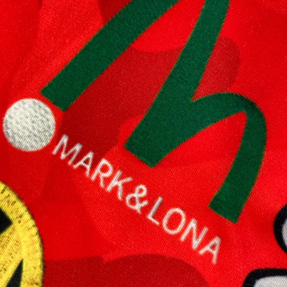 サイズ：ML MARK&amp;LONA マークアンドロナ  タートルネック 長袖Tシャツ 総柄 レッド系 [240101473953] ゴルフウェア メンズ ストスト サイズ：ML MARK&LONA マークアンドロナ タートルネック 長袖T