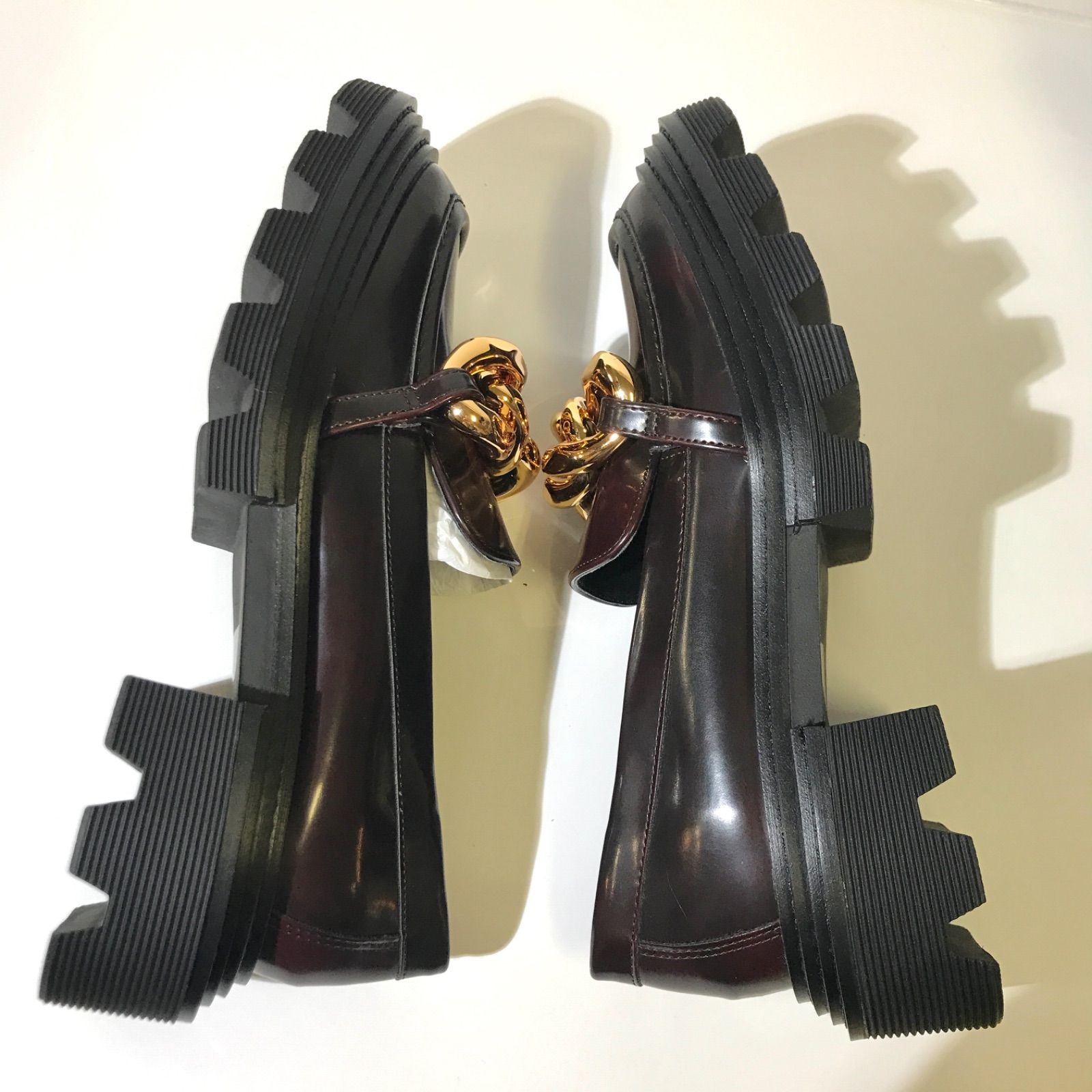 Perline ペルリーネ チャンキーチェーンローファー （Burgundy） CHARLES & KEITH（チャールズ & キース）の「Perline ペルリーネ