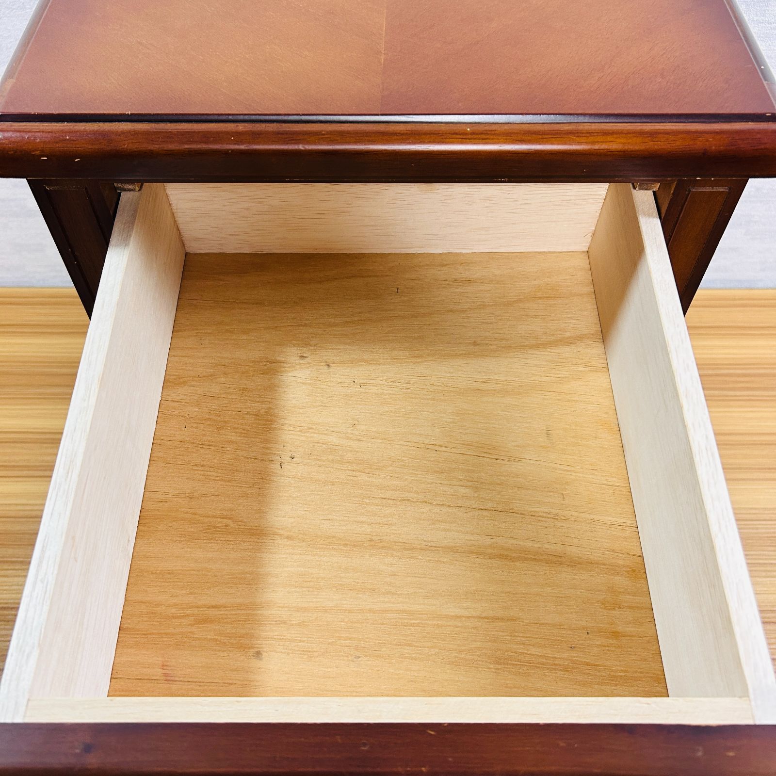 ナイトテーブル