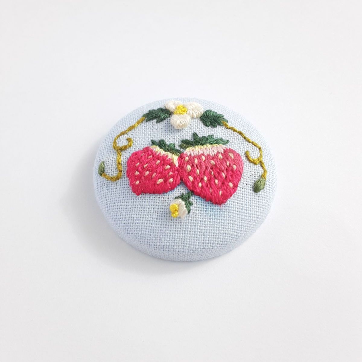 いちごの刺繍ブローチ/ヘアゴム - メルカリ