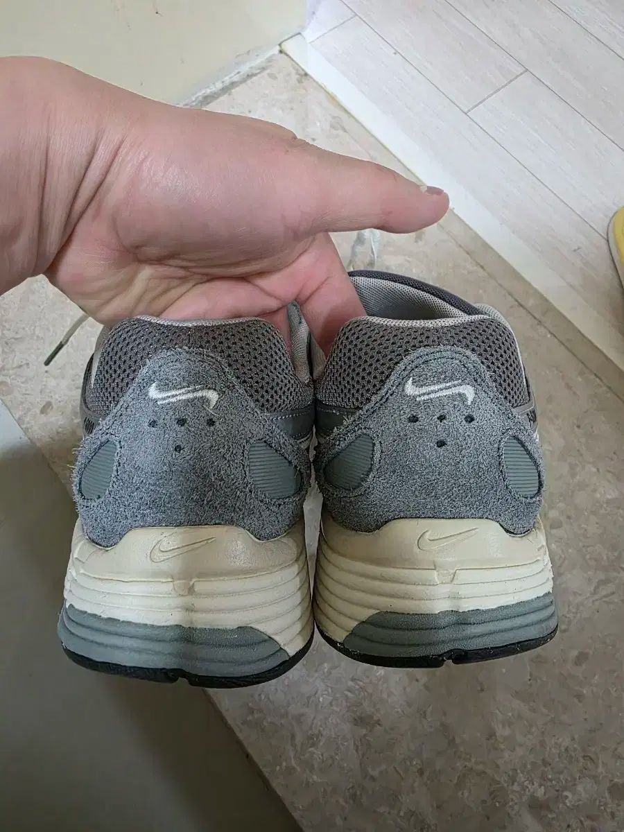 NIKE