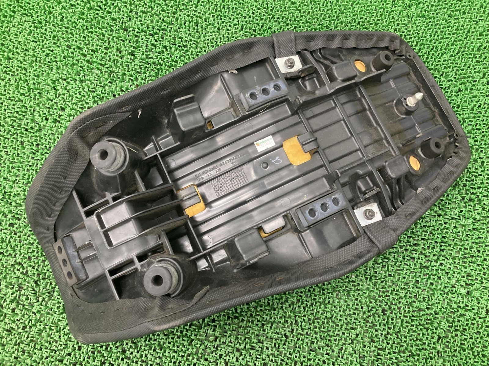 グロム シート 77200-K26-9000 ホンダ 純正 中古 バイク 部品 JC61