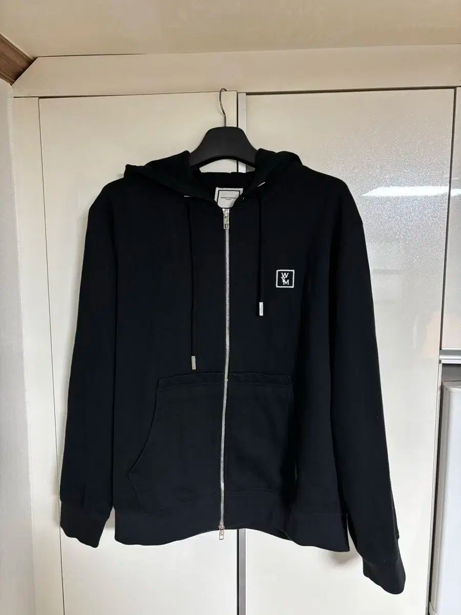 WOOYOUNGMI 23AW ロゴ ジップアップ パーカー L WOOYOUNGMI(ウーヨンミ) パーカー・フーディ(メンズ) - 海外通販のBUYMA