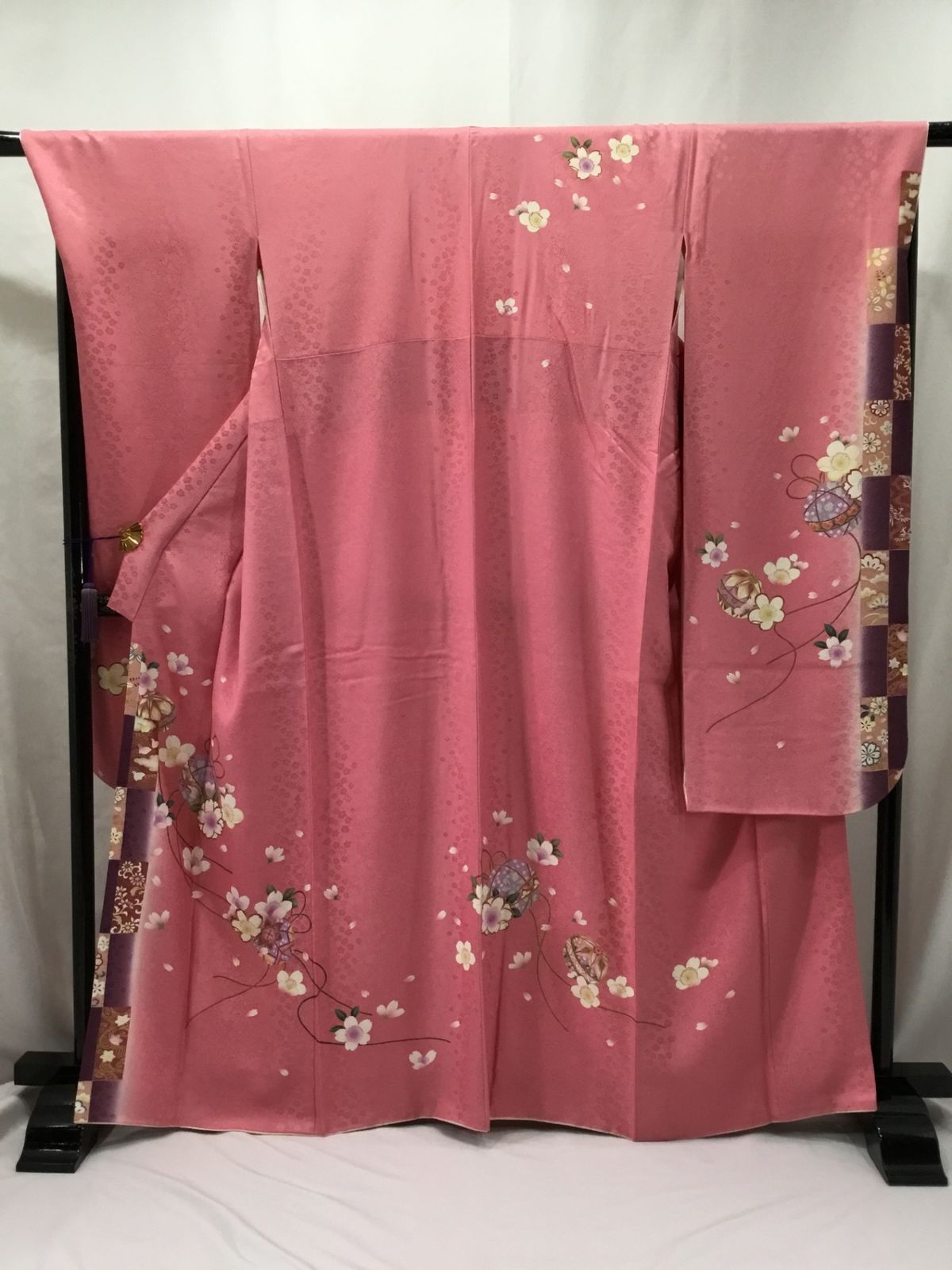 振袖/美品/正絹/ピンク/手毬と花/パールトーン加工/仕立上がり/適応身長152～157㎝/8966 振袖/美品/正絹/ピンク/手毬と花/パールトーン加工/仕立上がり/適応
