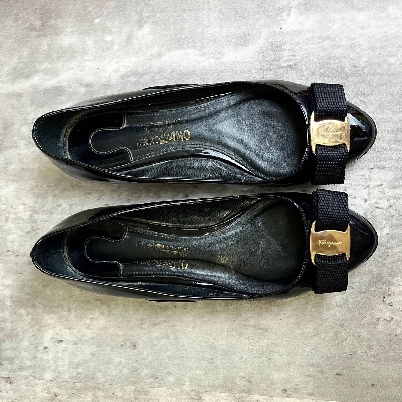 ✨良品✨ Salvatore Ferragamo サルヴァトーレフェラガモ パンプス バレーシューズ フラットシューズ ヴァラ リボン ゴールド金具  ロゴ型押し エナメル レザー レディース ブラック 黒色 - メルカリ