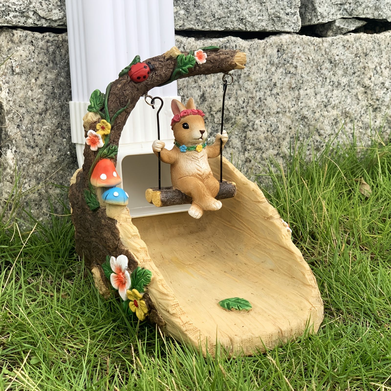 雨樋 排水 排水溝カバー 縦樋 ブランコに乗っているウサギ うさぎ ラビット 置物 オブジェ インテリア ガーデンオーナメント オシャレ ガーデニング 庭 玄関 装飾 ギフト プレゼント 樹脂